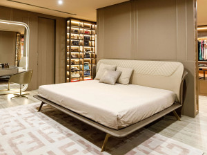 Кожаная двуспальная кровать с мягким изголовьем