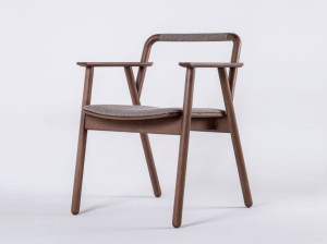 Деревянный стул с подлокотниками