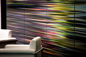 FSRT641 Система обшивки стен Levelr с панелями из стекла vivispectra vektr с индивидуальной прослойкой, показанной в конфигурации Reflective с отделкой pearlex + и открывающими ребрами из нержавеющей стали Forms-surfaces