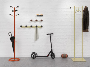 Стальная и деревянная напольная вешалка
