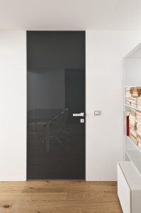 Стеклянная стена заподлицо распашная дверь