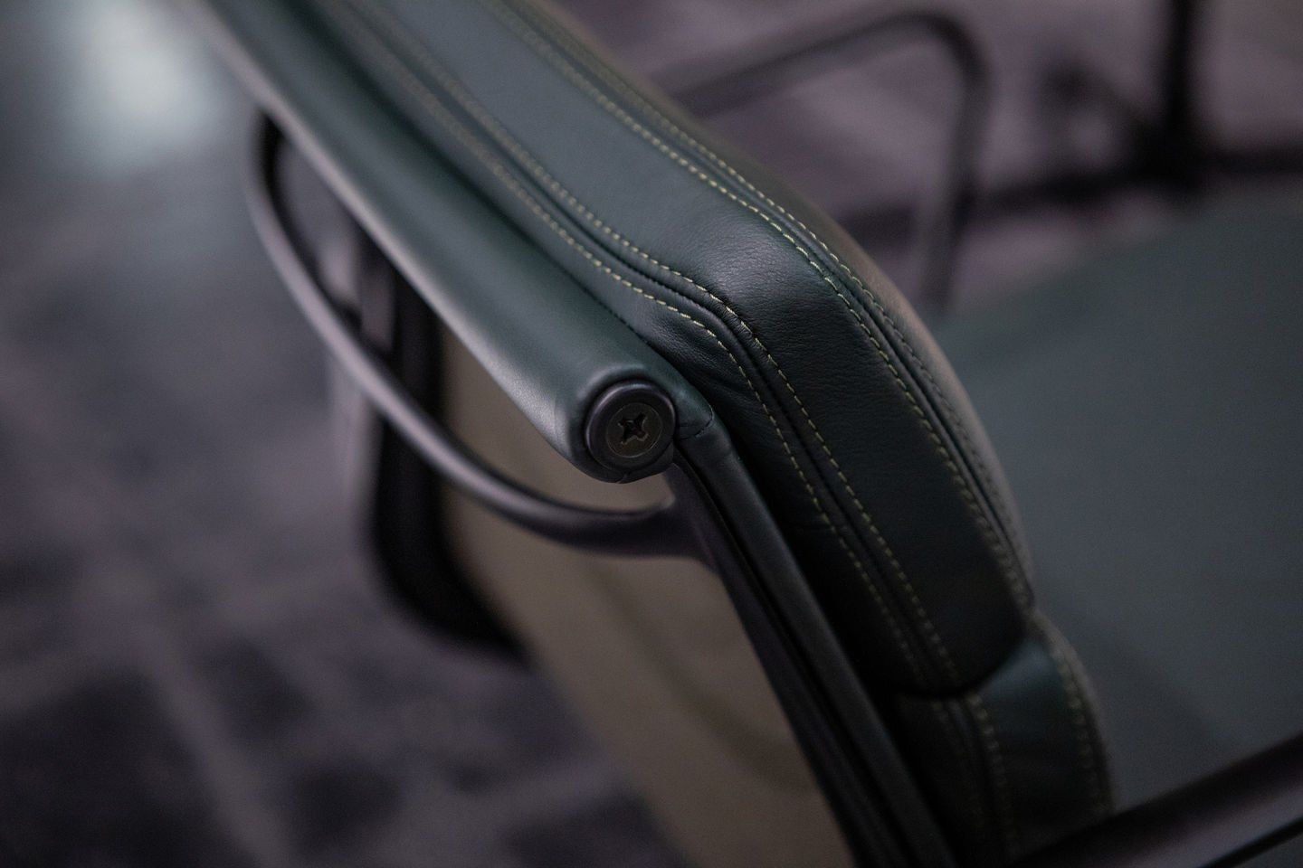 Кожаный стул с подлокотниками VITRA Eames Soft Pad Group ARCH-00088842 - Вид №15