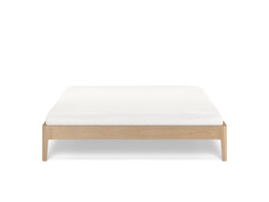 Деревянная двуспальная кровать