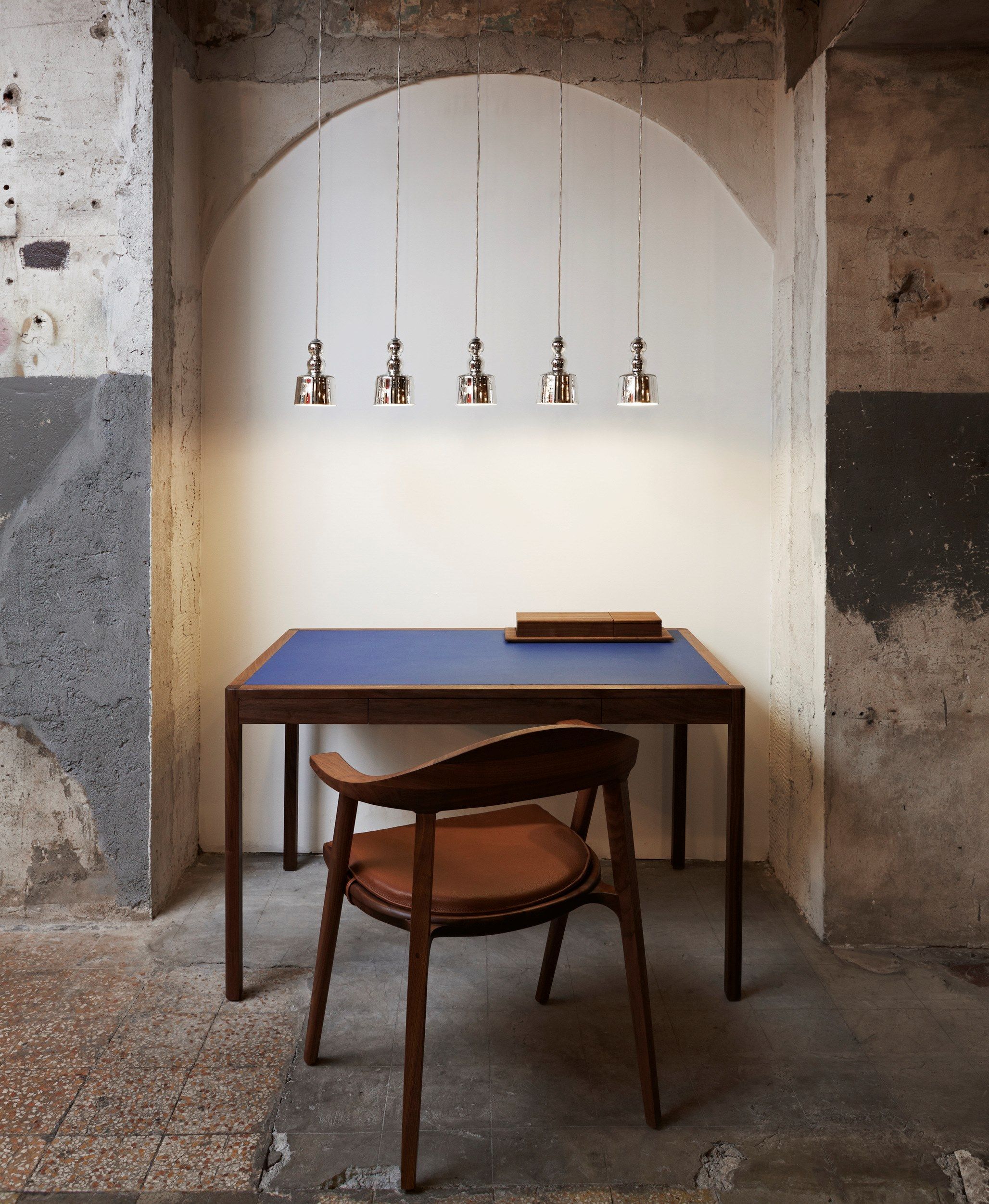 Стол из массива дерева с ящиками и кожаной столешницей BassamFellows Leather Desk ARCH-00147203 - Вид №8