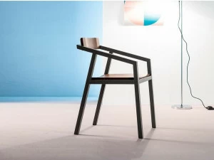 Devina Nais Стул из массива дерева с подлокотниками