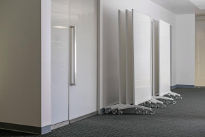 FSRT461 Мобильные стеклянные панели Jot с рамами с порошковым покрытием белой текстуры и ультра-белым диамалитовым стеклом с магнитной прослойкой и стандартной отделкой.  Forms-surfaces