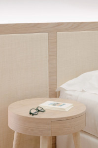 Двуспальная кровать из дуба и рафии