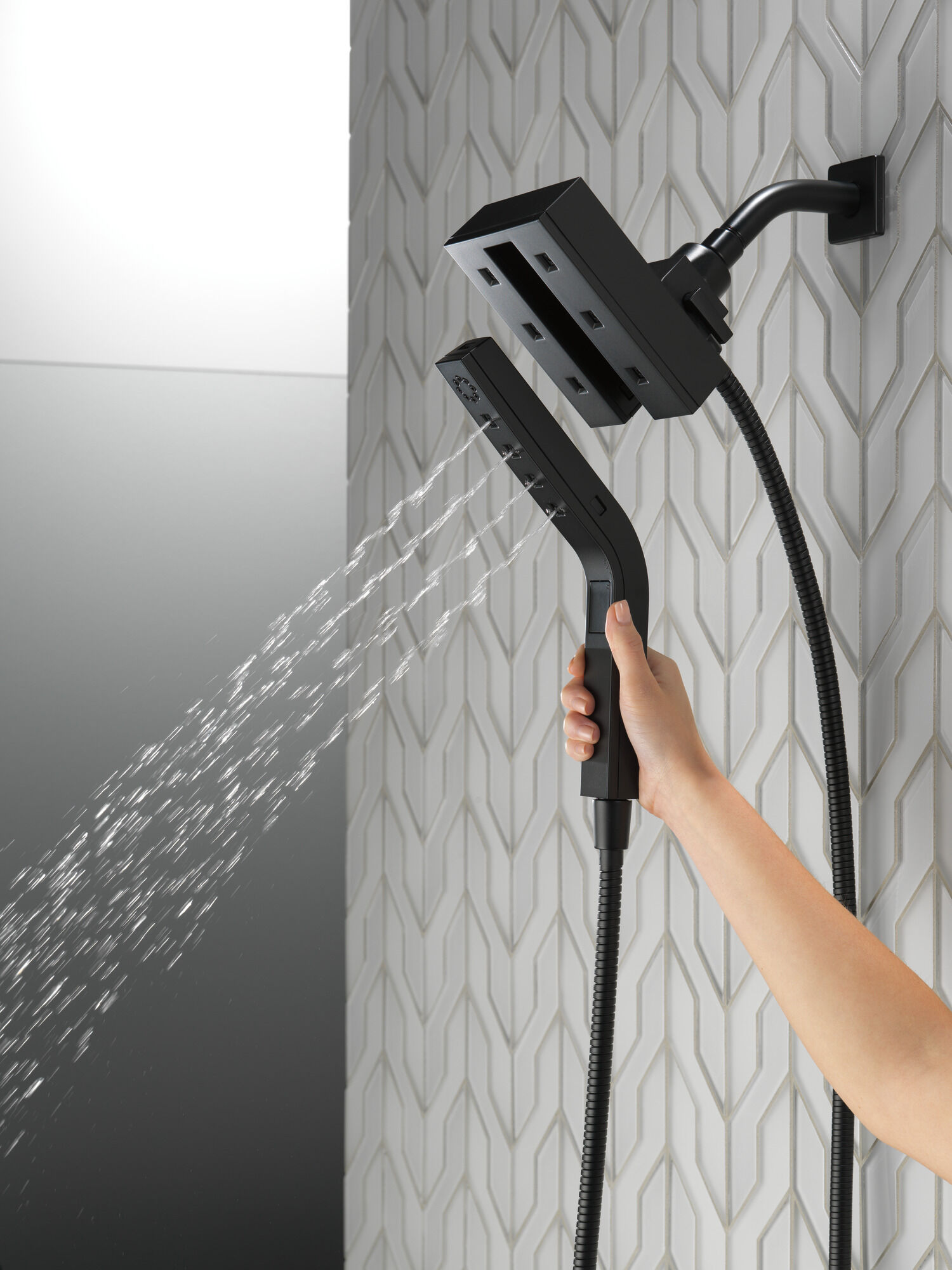 58473-BL H2Okinetic® In2ition® Душ два в одном с 4 настройками Delta Faucet Universal Showering Матовый черный  - Вид №5