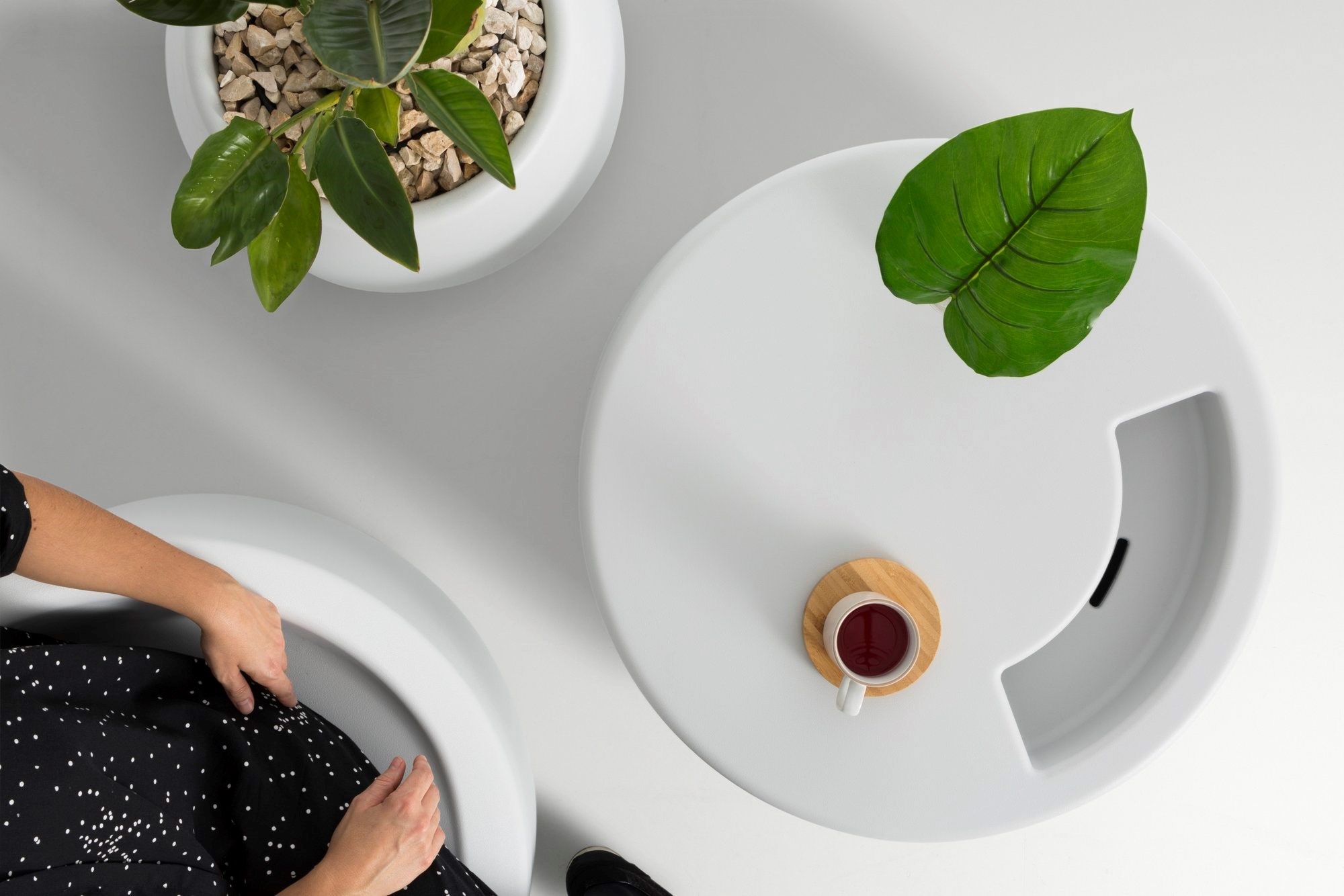 Круглый стол из полиэтилена Diabla Lipstick ARCH-00118469 - Вид №3