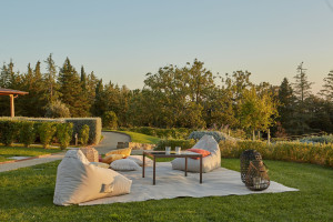 Журнальный столик из фаянса и нержавеющей стали