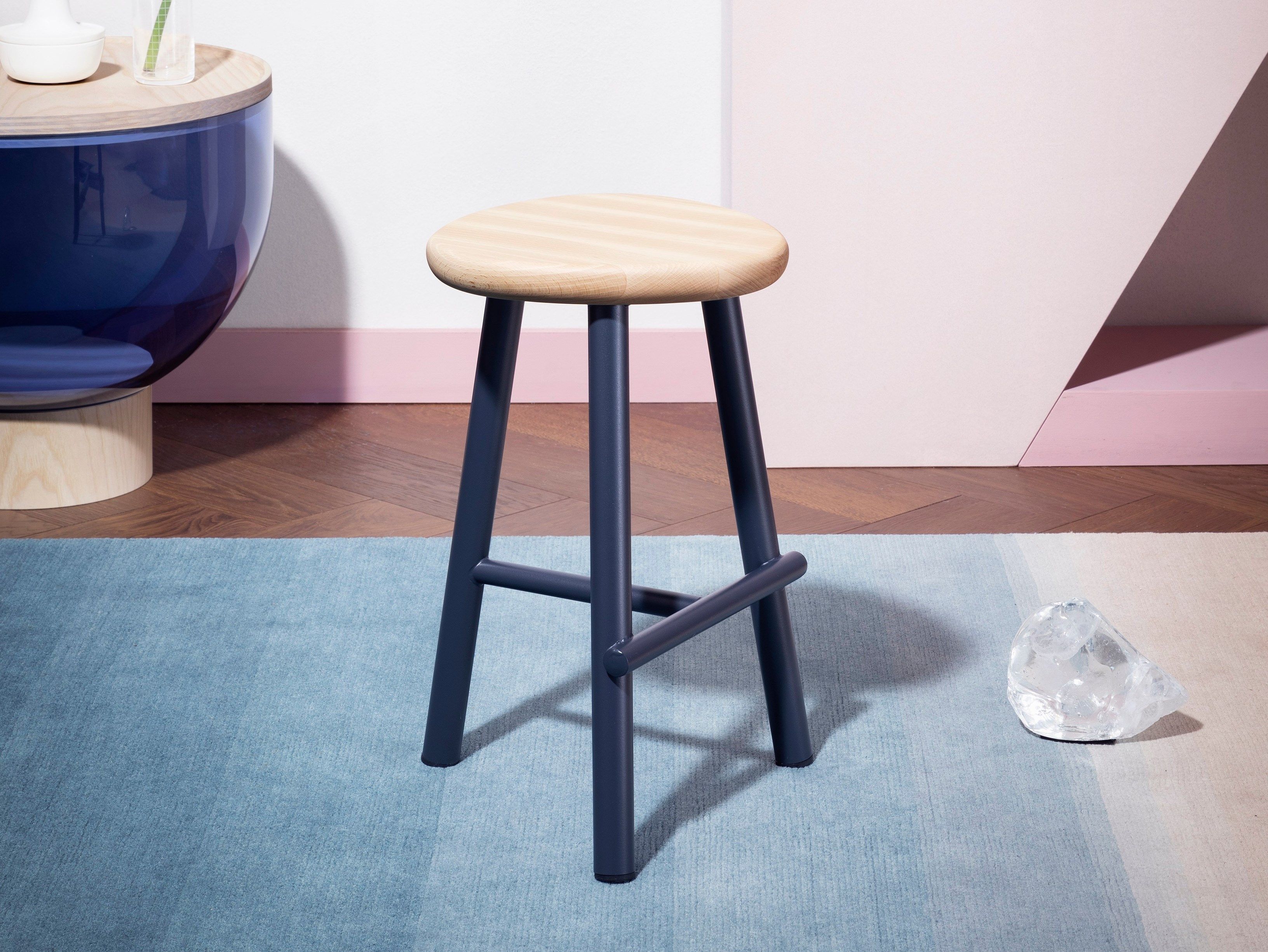 Низкий стул из стали и дерева с подставкой для ног Miniforms MILK ARCH-00091974