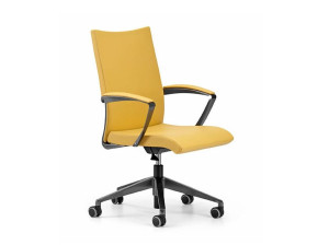 Кожаное офисное кресло с колесами и подлокотниками с 5 спицами