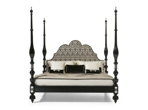 Кровать с лакированными колоннами