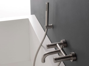 Настенный смеситель для ванны с ручным душем