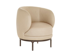 Кожаное кресло с подлокотниками