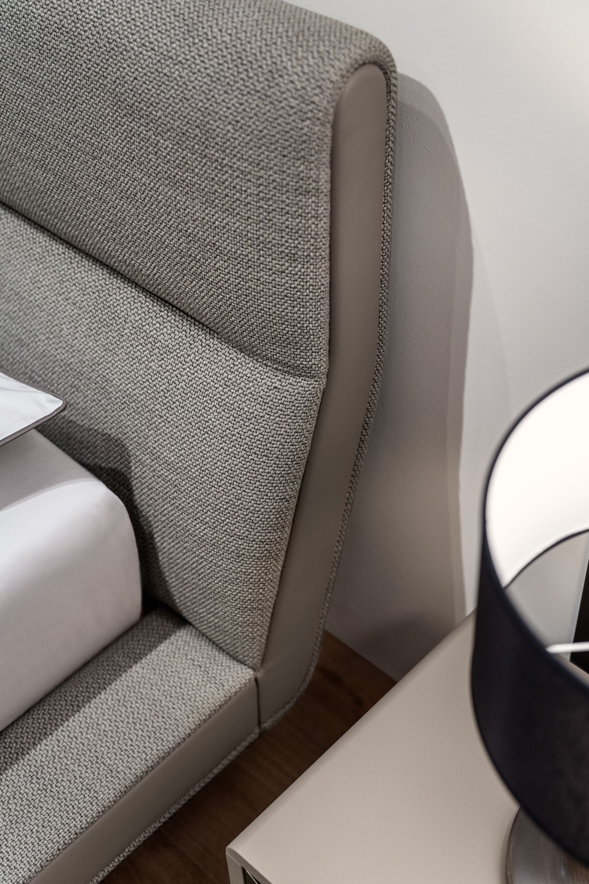 Двуспальная мягкая кровать из ткани Cantori Sharon ARCH-00098688