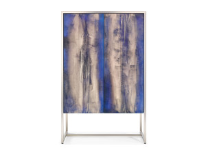 Деревянный сервант со встроенным освещением и распашными дверцами, покрытыми стеклом