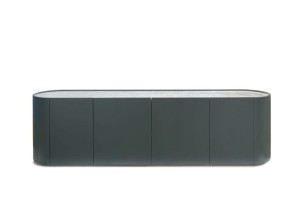 Деревянный шкаф с распашными дверями