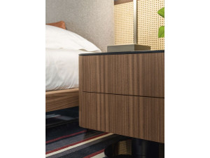 Деревянная тумбочка