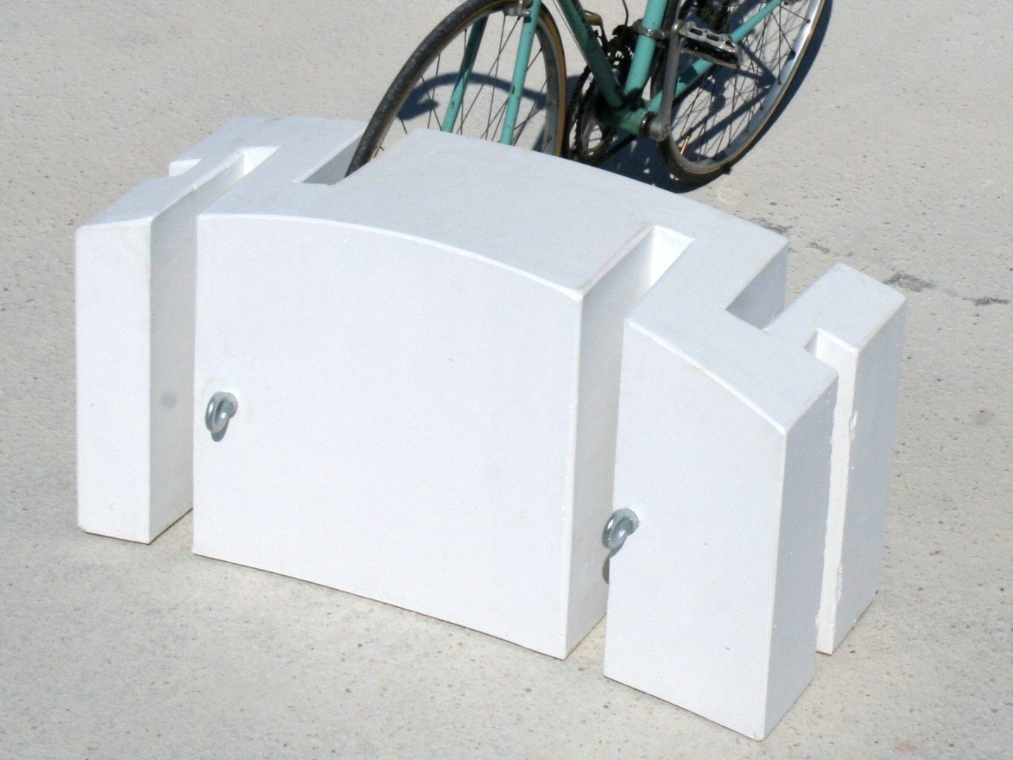 Реконструированная каменная стойка для велосипедов Viscio Urban Design REGA ARCH-00002646