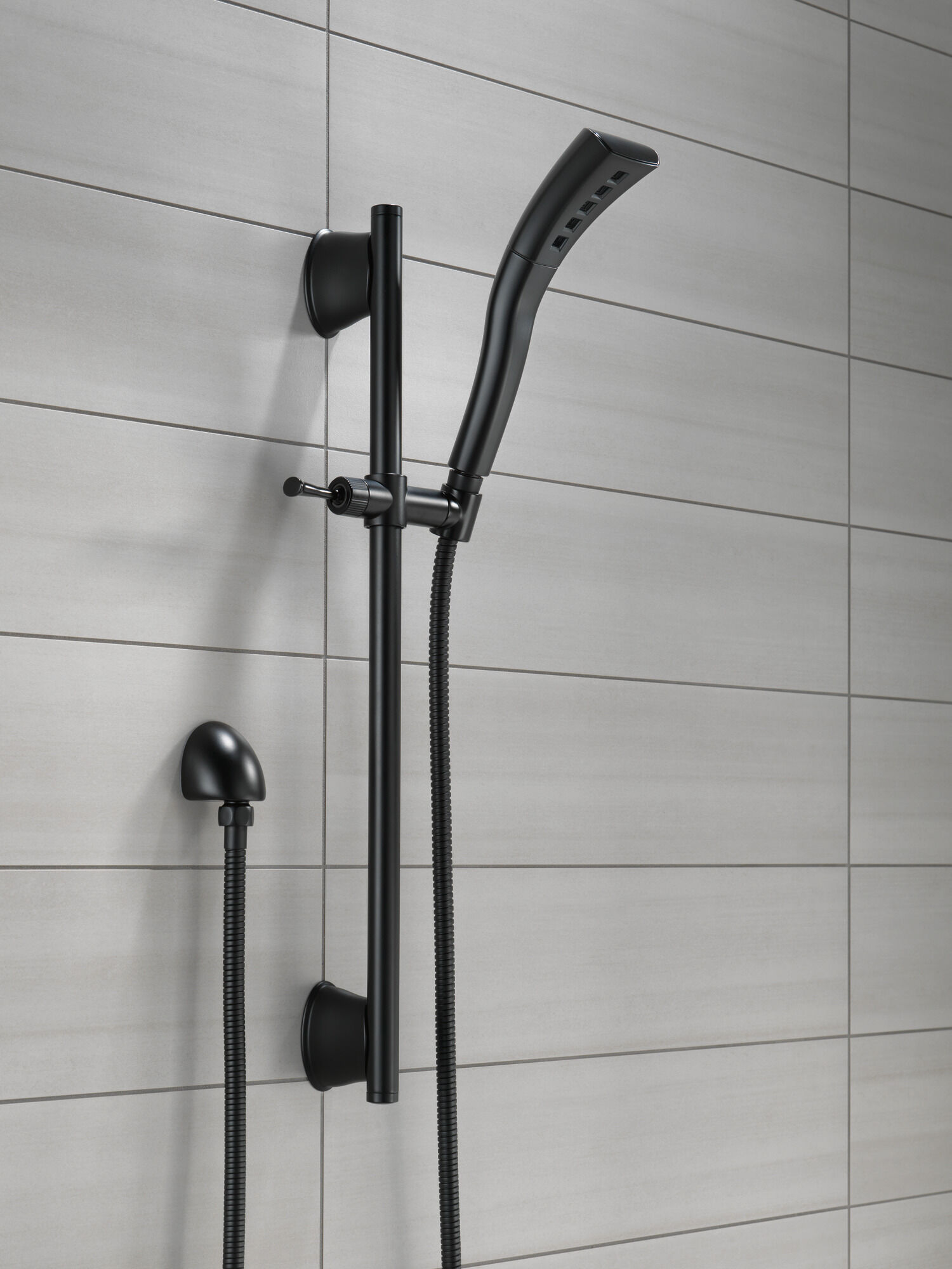 Ручной душ H2Okinetic Slide Bar с одинарной настройкой Delta Faucet 51579-BL - Вид №3