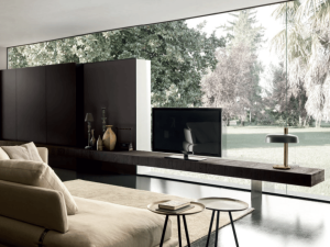 Деревянная оборудованная стена с подставкой для телевизора