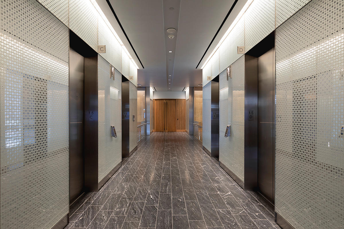 FSRT630 Система обшивки стен Levelr с панелями из вивистрата, слоями стекла в отражающей конфигурации с индивидуальным гравированным рисунком и стандартной отделкой, а также выступами из нержавеющей стали в Frost Tower, сан-антонио, техас Forms-surfaces 