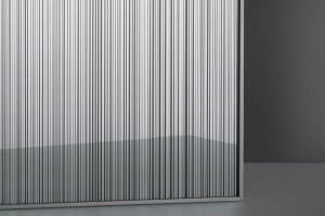 FSRT292 Стекло Vivigraphix Gleam показано в конфигурации отражения с промежуточным слоем рисунка Tempo II в стандартной отделке Forms-surfaces