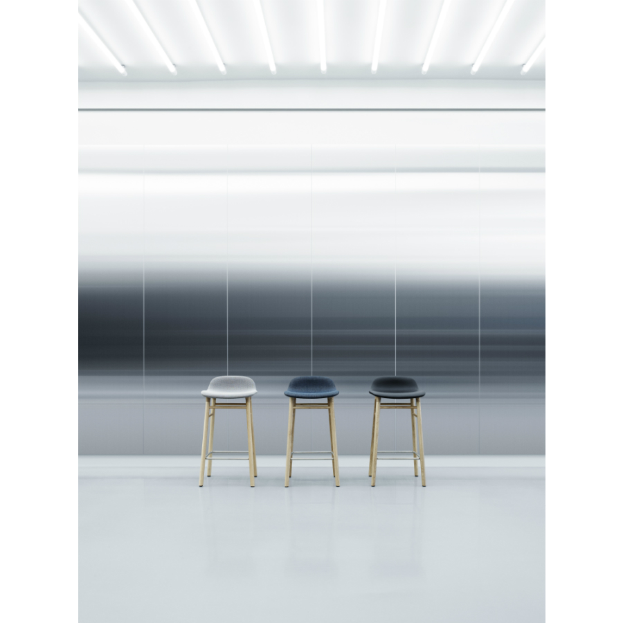 Барный стул Form с ножками из дуба 65 см, красный Normann Copenhagen 602785 - Вид №2