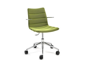 Поворотный стул с подлокотниками