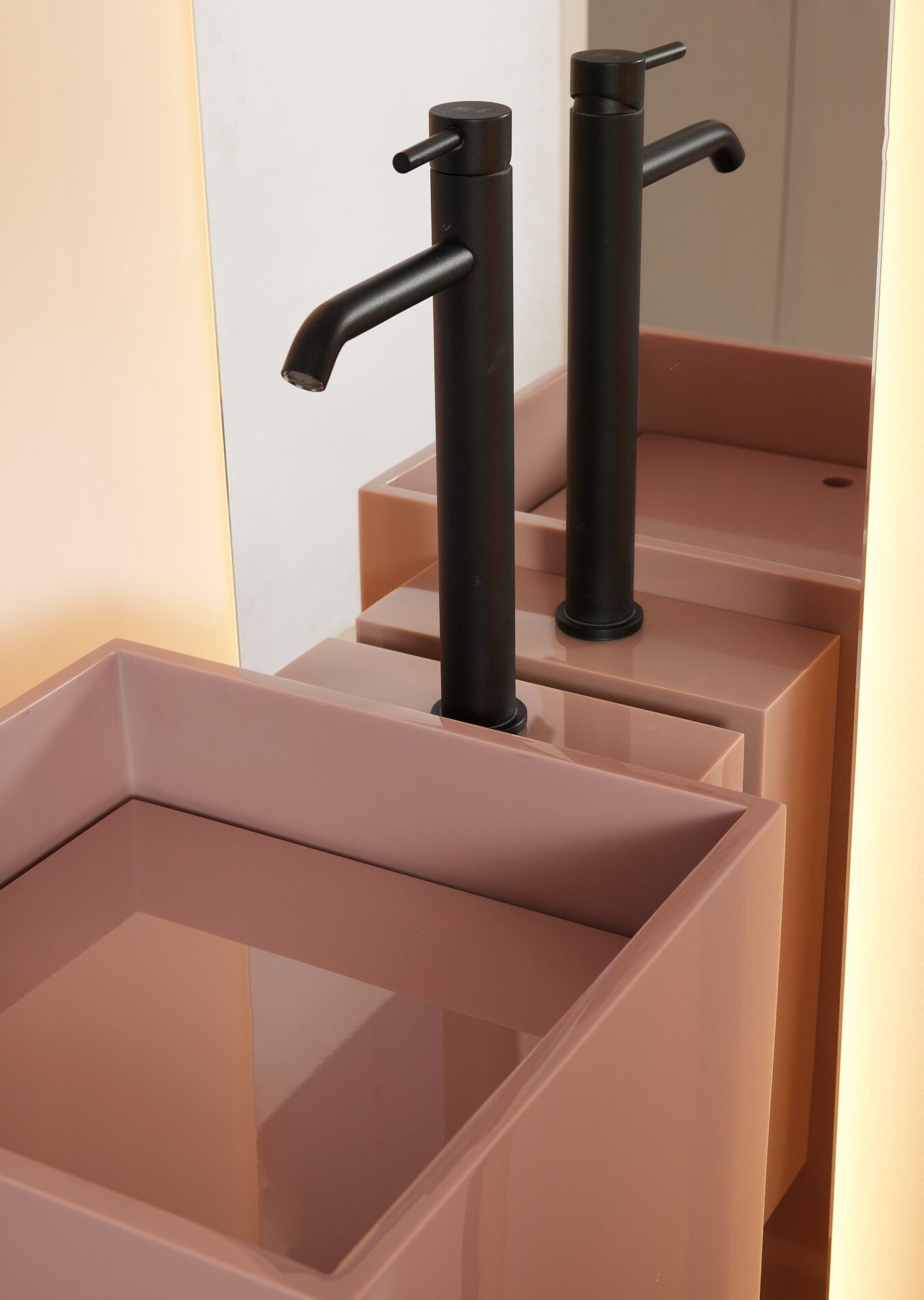 Отдельно стоящий квадратный умывальник из смолы Vallvé WALL ARCH-00109669 - Вид №3