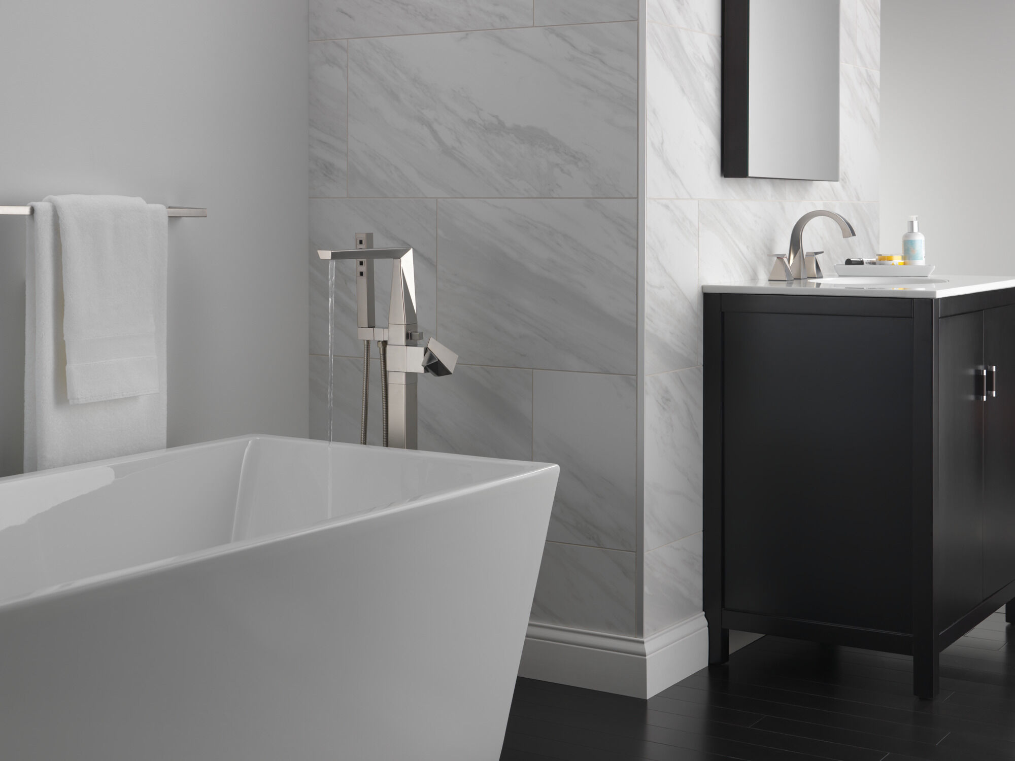 T4743-SSFL Накладка наполнителя ванны на полу с одной ручкой Delta Faucet Trillian Нержавеющая сталь  - Вид №1