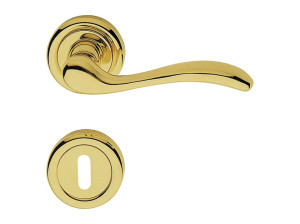 Классическая латунная ручка на розетке с насадкой