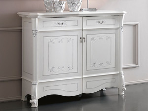 Деревянный шкаф с распашными дверцами