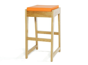 Деревянный кухонный стул