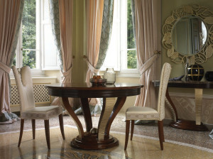 Круглый деревянный стол