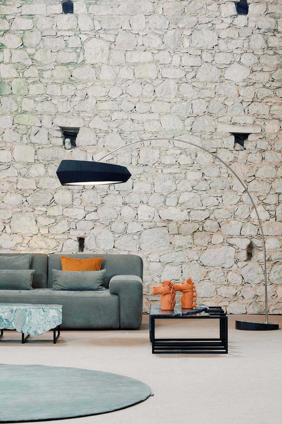 Журнальный столик из черного мрамора Marquina и латуни Greenapple AIRE ARCH-00077236 - Вид №9