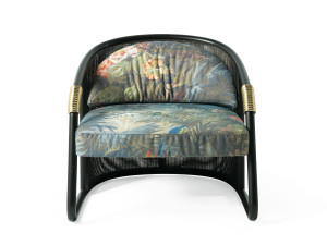 Тканевое кресло с подлокотниками