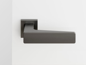 Латунная ручка на розетке