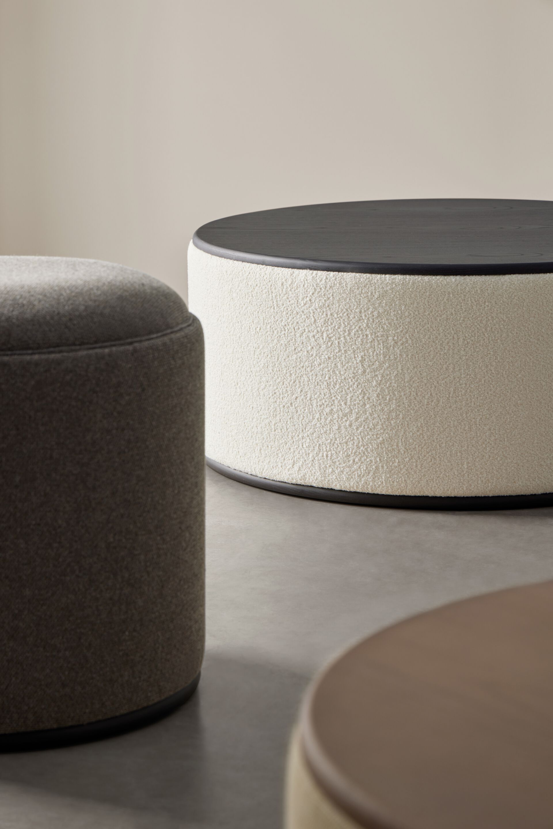 Круглый журнальный столик из ткани Blasco&Vila Mant ARCH-00062198 - Вид №3