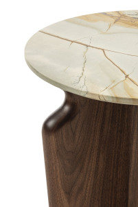 Круглый журнальный столик из грецкого ореха