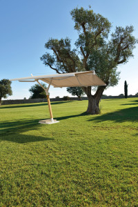 Зонтик с боковым полюсом с ручным или моторным открытием