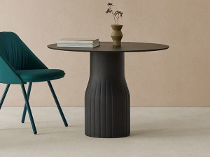 Круглый стол с основанием из переработанного полиэтилена