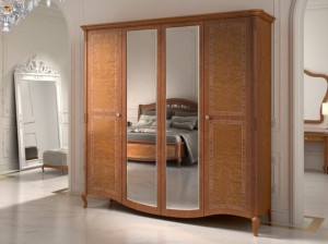 Деревянный шкаф с зеркалом