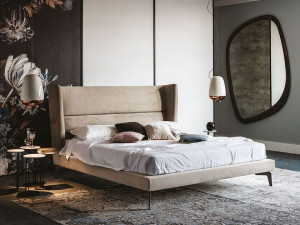 Двуспальная кровать с высоким изголовьем