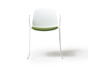 Стул для конференций из полипропилена с подлокотниками