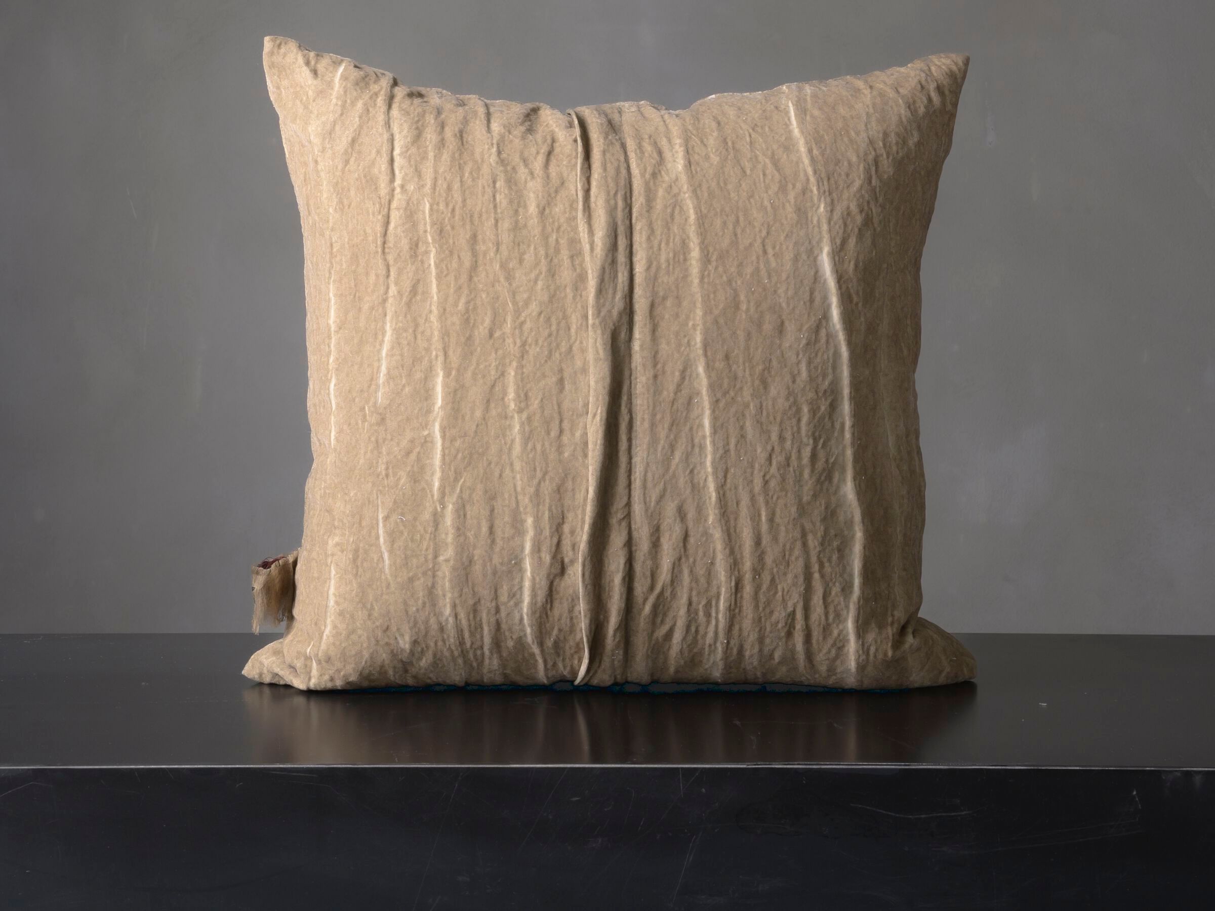 Бархатная квадратная подушка The House of Lyria AMYCLA ARCH-00135856 - Вид №1