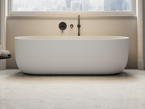 Овальная ванна в центре комнаты из смолы