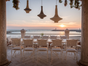 Прямоугольный каменный садовый стол