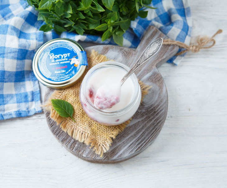 468 Йогурт из козьего молока с вишней 2,8-5,5% Вкусляндия  - Вид №1